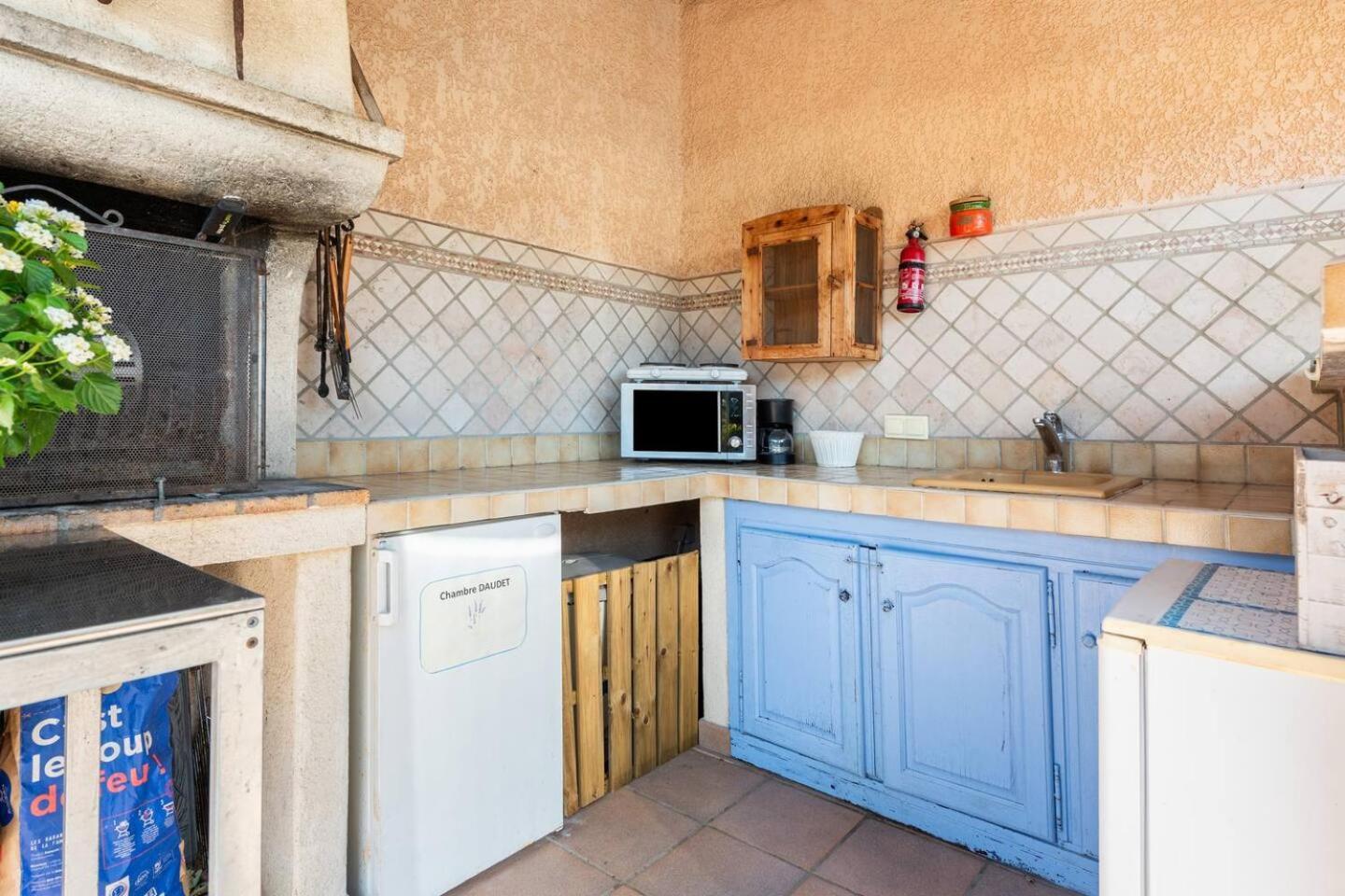 Chambre Et Table D'Hotes Villa Pomponette Nans-les-Pins Exteriér fotografie